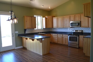 1131 E Adams 026