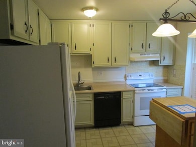 1472 Lowell Ct, Crofton, MD 21114 - photo 4