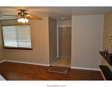 Entry/Foyer.