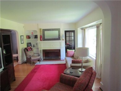Living Room Gracious with large window  and woodbu