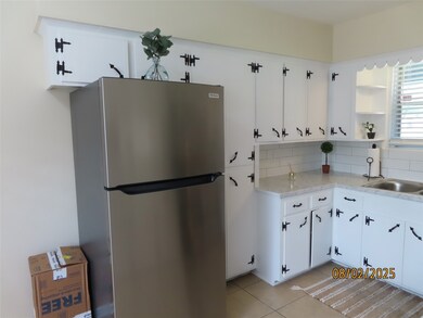 10334 Kingspoint Rd, Houston, TX 77075 - photo 7