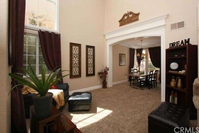 Large Living Room Has Vaulted Ceilings, Cased wind
