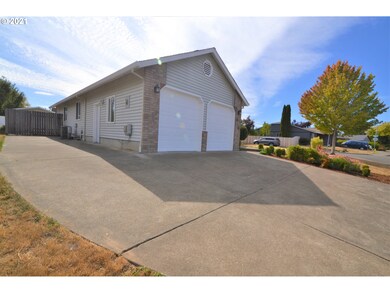 221 W Lincoln St, Carlton, OR 97111 - photo 2