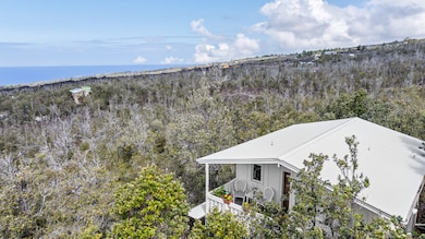 Expansive backyard – Room for pets, gardening, or simply soaking in the sunshine. ☀️