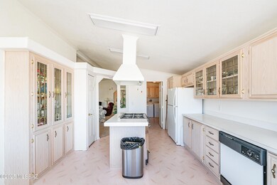 7669 Tchstone Kitchen