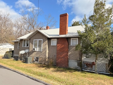 1400 Woodlawn St, Clifton Forge, VA 24422 - photo 2