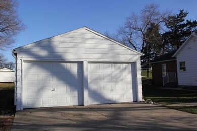 722 E 3rd St S, Newton, IA 50208 - photo 2