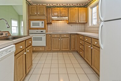 25 Forest Rd unit D, Milford, CT 06461 - photo 4