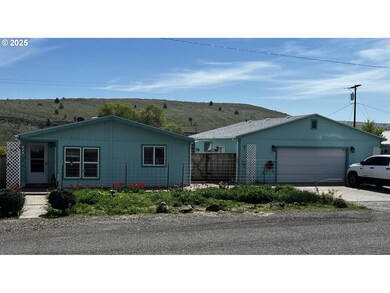 621 Dufur Ave, Maupin, OR 97037 - photo 2