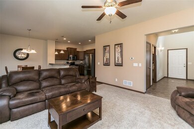 409 Cimarron Dr, Hiawatha, IA 52233 - photo 4