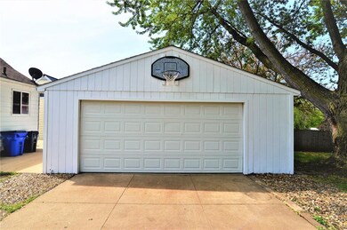 900 15th St SW, Cedar Rapids, IA 52404 - photo 4