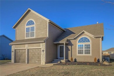 1708 Rolling Rock Rd, Raymore, MO 64083 - photo 2