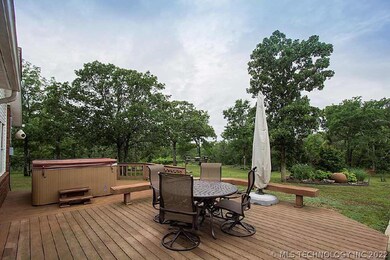 BACK DECK, HOT TUB STAYS