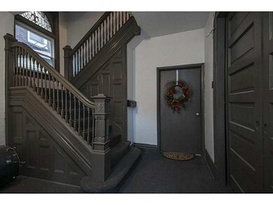 Entry/Foyer.