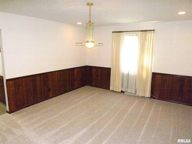 2119 W 29th St, Davenport, IA 52804 - photo 7