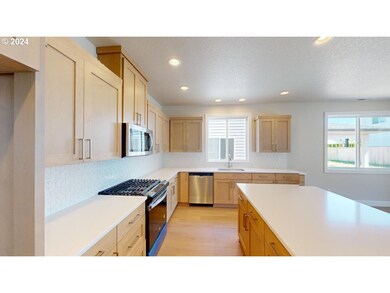 1015 NE 17th Ave, Canby, OR 97013 - photo 3