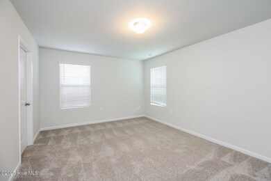 007-photo-main-bedroom-12562125