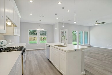 8118 James Franklin St, Houston, TX 77088 - photo 4