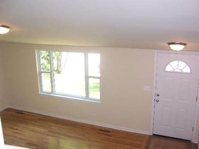 124 Pueblo Rd, Carpentersville, IL 60110 - photo 2