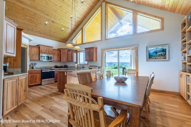7 Dining area and kitchen