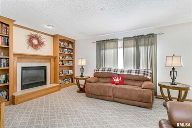 5335 Appleton Dr, Davenport, IA 52804 - photo 2