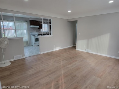 4661 Reader Dr, Warren, MI 48092 - photo 2