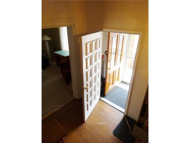 Entry/Foyer.