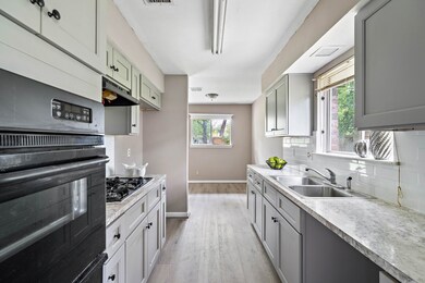 8807 Creeping Vine Ln, Houston, TX 77088 - photo 2