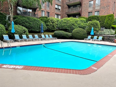 1002 Paradise Rd unit 2D, Swampscott, MA 01907 - photo 4