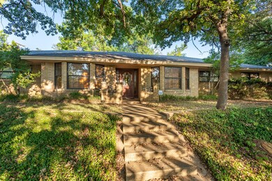 3905 Woodvine Dr, Euless, TX 76040 - photo 6