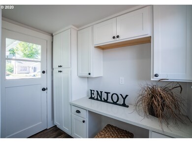 1113 E 8th St, the Dalles, OR 97058 - photo 4