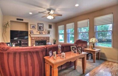 Family Room of Kitchen - open and bright room - ce