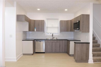 Beautiful New Kitchen / Plenty of Storage