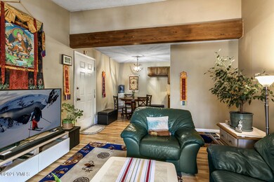 1050 W Beaver Creek Blvd-003-002-Living
