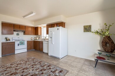 Dining area in kitchen.