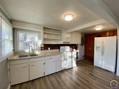 738 SW Cambridge Ave, Topeka, KS 66606 - photo 4