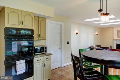 15428 Snowhill Ln, Centreville, VA 20120 - photo 4