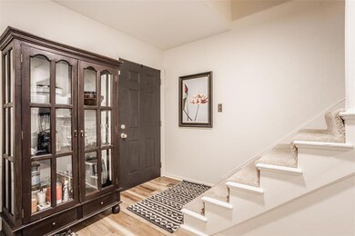 1128 Canterbury Square N, Indianapolis, IN 46260 - photo 4