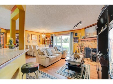 Fantastic open layout and 8' ceilings..