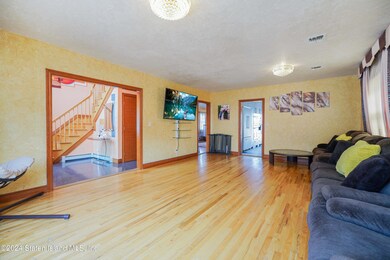 (7) LIVING ROOM