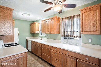 24 Jaffreyton Close unit 462, Freehold, NJ 07728 - photo 6