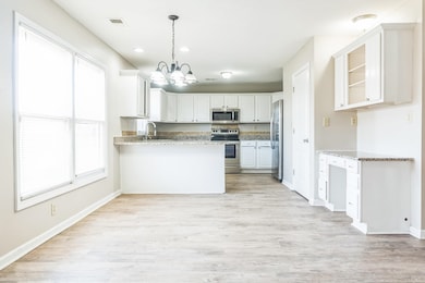 Kitchen featuring a notable chandelier, a peninsul
