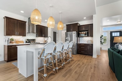 Kitchen w Island