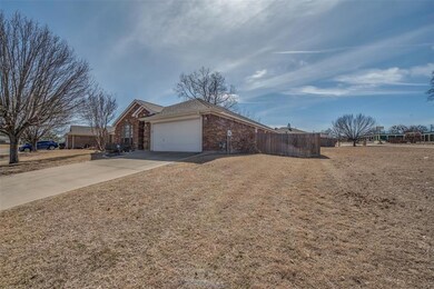 211 Sweetwater Dr, Weatherford, TX 76086 - photo 3