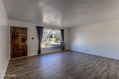 6 Living Room photo b