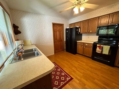 702 Clearview Dr unit 4, Decorah, IA 52101 - photo 2