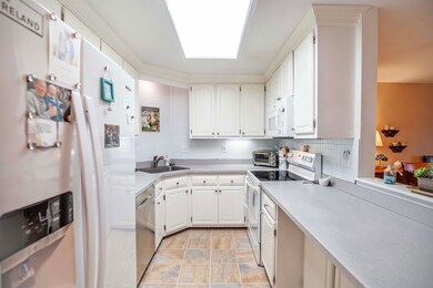 47 Dogwood Dr unit U206, Nashua, NH 03062 - photo 2