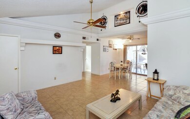 931 E Tonto Ln-large-006-003-Main Living