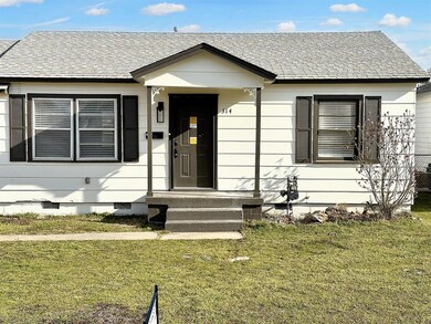 View of front facade with a front yard