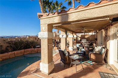 Covered Patio with built in Viking BBQ